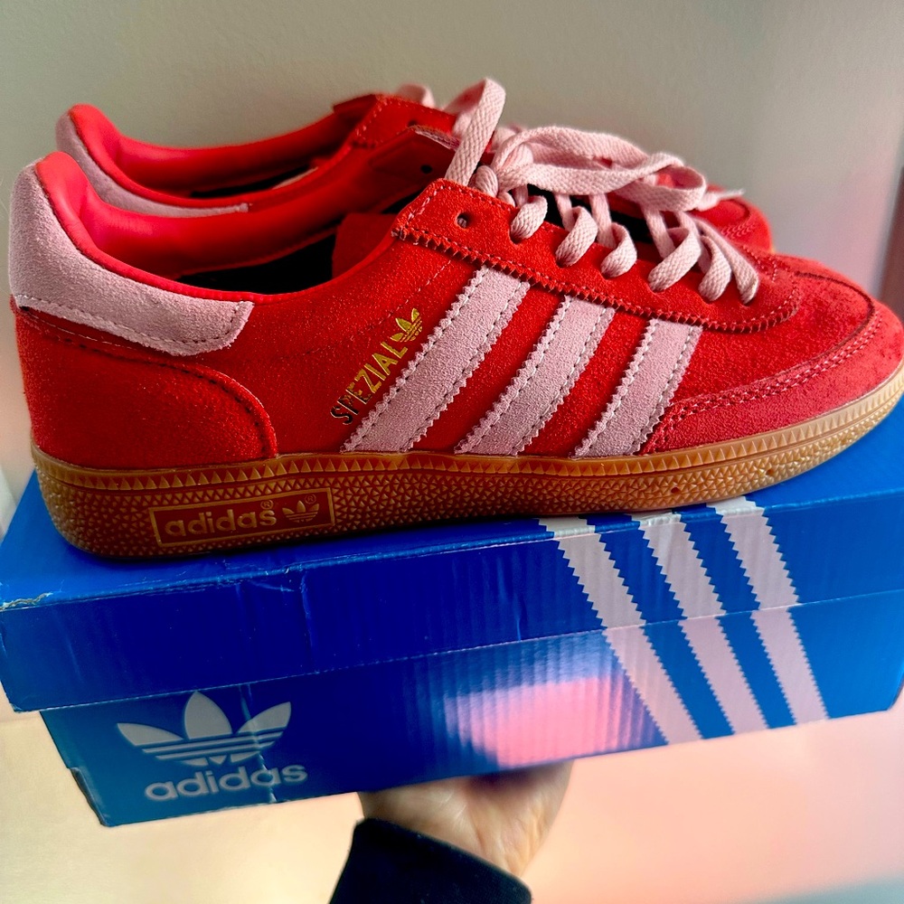 Pink Spezial Adidas Women’s Shoes will fit a size 7-7.5! Run large